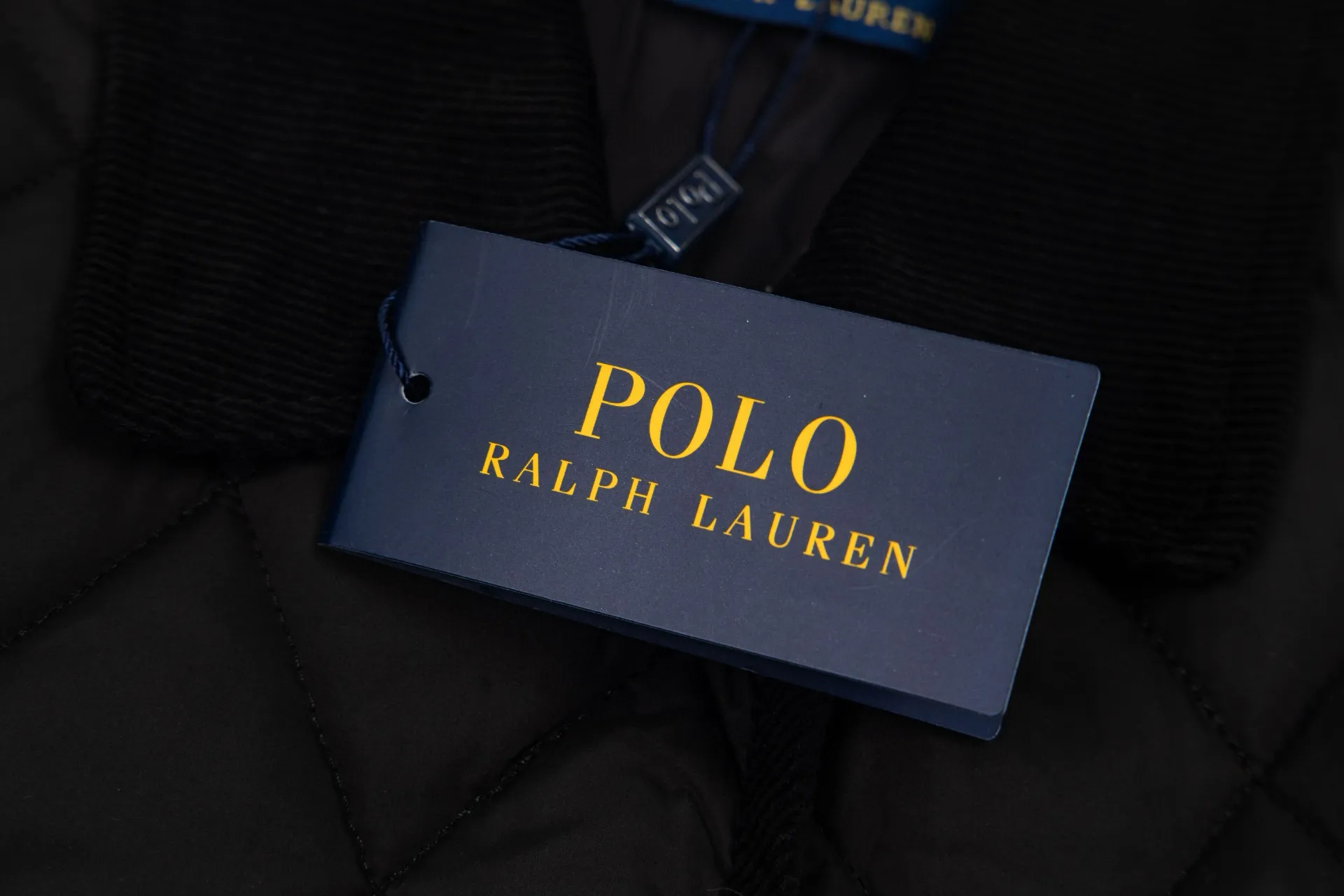 P330 Model No.: G130 Ralph Lauren New Ralph Lauren chest logo embroidery diamond plaid lapel corduroy cotton jacket 1️⃣Selected high-quality high-elastic cotton, perfect control of workmanship details, exquisite small logo embroidery on the chest, corduroy color-blocked lapels, pocket design full of details, highlighting personality! The version is simple but not simple! 3️⃣It is very youthful and energetic, and can be easily worn by both men and women. It is very in line with the fashion aesthetic concepts of today's young people! 4️⃣A full set of customized accessories, complete with three standards, same style for men and women, a must-have for couples! Color: black, navy blue, apricot Size: S, M, L, XL